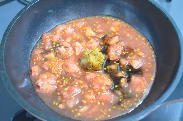 「【トマトから肉汁あふれる！】農家激推しのごちそう「トマトの肉詰め」作ってみた！みそ味が大正解なの♪」の画像