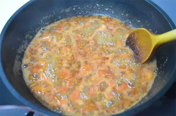 「【トマトから肉汁あふれる！】農家激推しのごちそう「トマトの肉詰め」作ってみた！みそ味が大正解なの♪」の画像