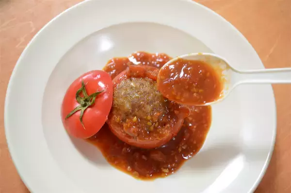 「【トマトから肉汁あふれる！】農家激推しのごちそう「トマトの肉詰め」作ってみた！みそ味が大正解なの♪」の画像