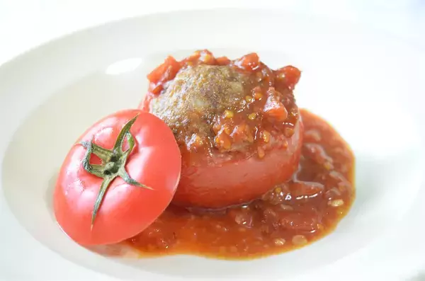 「【トマトから肉汁あふれる！】農家激推しのごちそう「トマトの肉詰め」作ってみた！みそ味が大正解なの♪」の画像