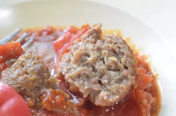 「【トマトから肉汁あふれる！】農家激推しのごちそう「トマトの肉詰め」作ってみた！みそ味が大正解なの♪」の画像