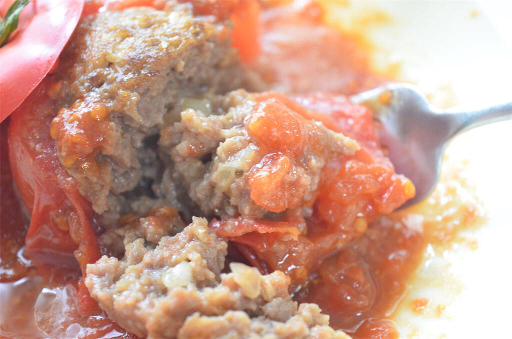 【トマトから肉汁あふれる！】農家激推しのごちそう「トマトの肉詰め」作ってみた！みそ味が大正解なの♪