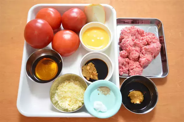 「【トマトから肉汁あふれる！】農家激推しのごちそう「トマトの肉詰め」作ってみた！みそ味が大正解なの♪」の画像