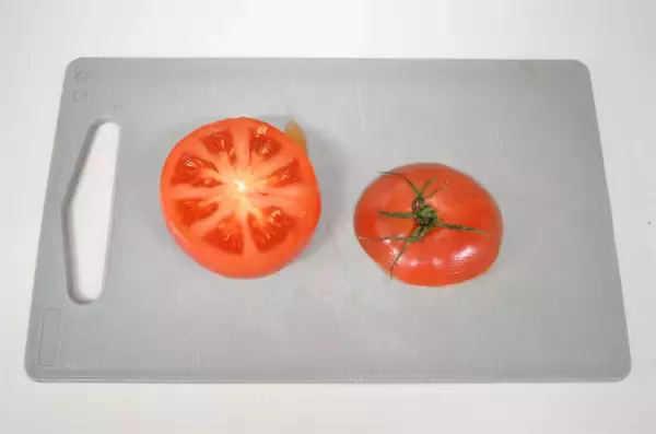 「【トマトから肉汁あふれる！】農家激推しのごちそう「トマトの肉詰め」作ってみた！みそ味が大正解なの♪」の画像