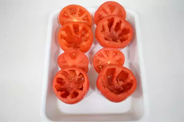 「【トマトから肉汁あふれる！】農家激推しのごちそう「トマトの肉詰め」作ってみた！みそ味が大正解なの♪」の画像