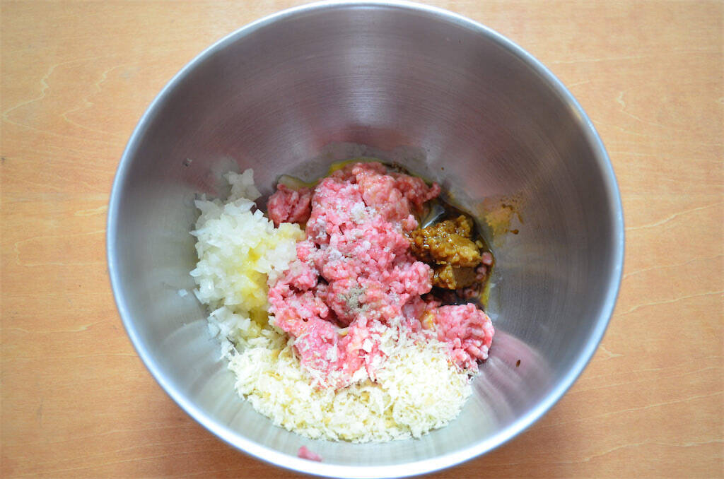 【トマトから肉汁あふれる！】農家激推しのごちそう「トマトの肉詰め」作ってみた！みそ味が大正解なの♪