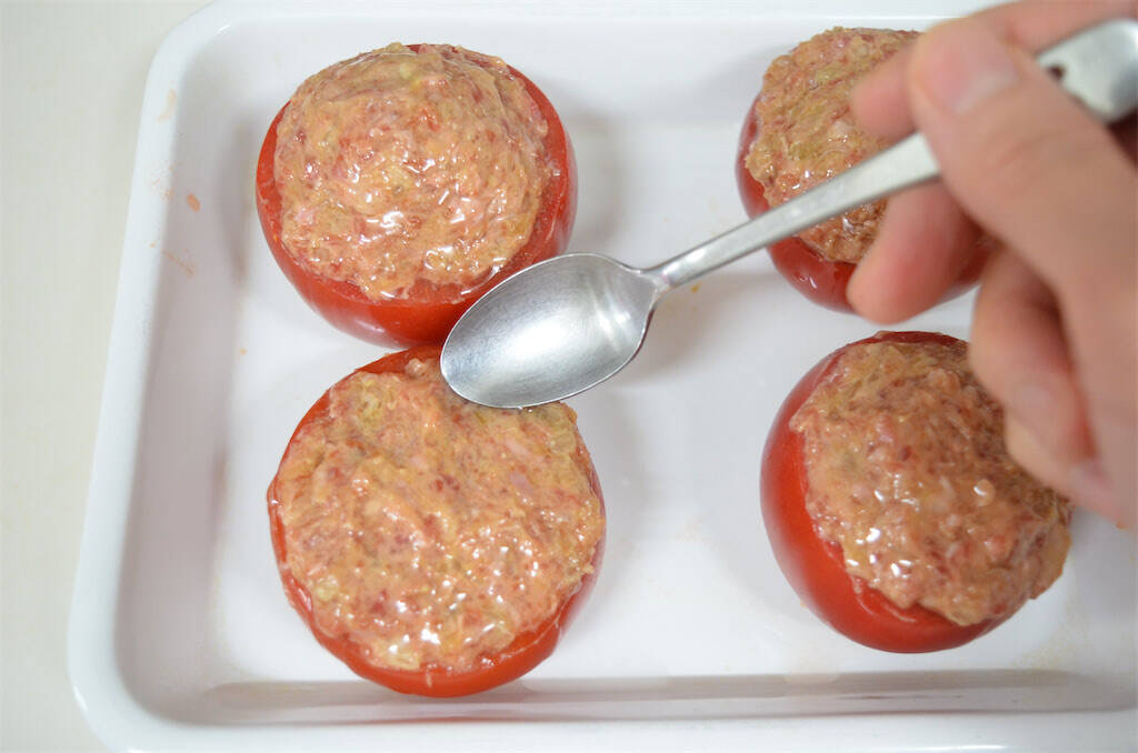 【トマトから肉汁あふれる！】農家激推しのごちそう「トマトの肉詰め」作ってみた！みそ味が大正解なの♪