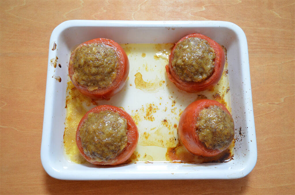 【トマトから肉汁あふれる！】農家激推しのごちそう「トマトの肉詰め」作ってみた！みそ味が大正解なの♪
