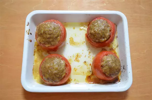 「【トマトから肉汁あふれる！】農家激推しのごちそう「トマトの肉詰め」作ってみた！みそ味が大正解なの♪」の画像