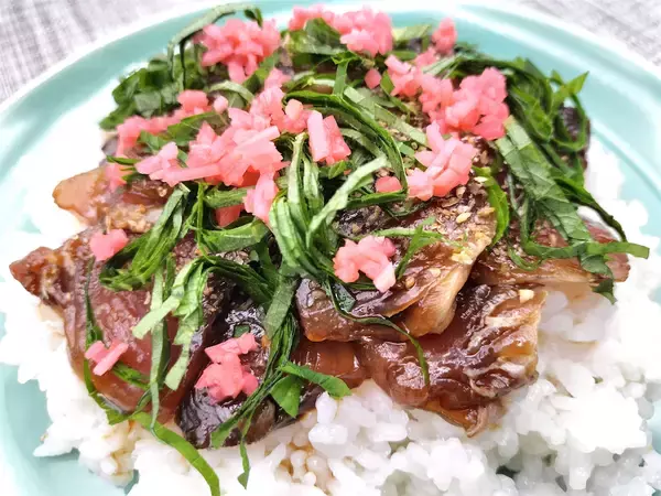 「【絶品！郷土メシ】三重の漁師メシ「てこねずし」作ったら…衝撃的に旨し！カツオを切って漬けて乗せるだけ」の画像