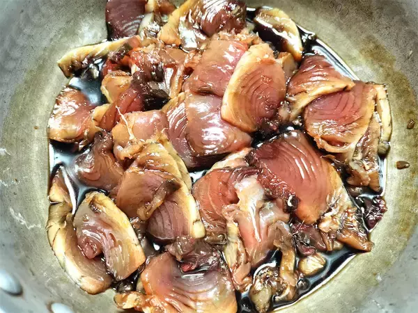 「【絶品！郷土メシ】三重の漁師メシ「てこねずし」作ったら…衝撃的に旨し！カツオを切って漬けて乗せるだけ」の画像