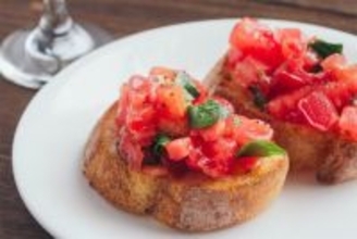 【口コミ人気No.1の農家直伝】トマトの素材の味が伝わる「極上ブルスケッタ」を紹介！サラダより美味い!?