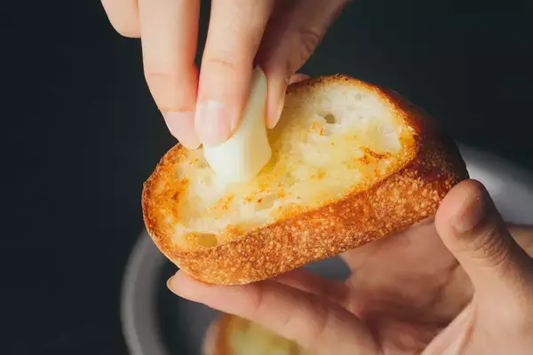 「【口コミ人気No.1の農家直伝】トマトの素材の味が伝わる「極上ブルスケッタ」を紹介！サラダより美味い!?」の画像