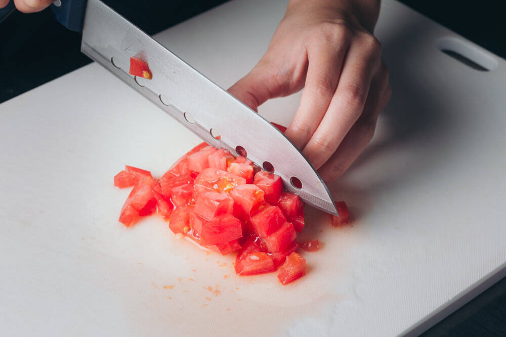 【口コミ人気No.1の農家直伝】トマトの素材の味が伝わる「極上ブルスケッタ」を紹介！サラダより美味い!?