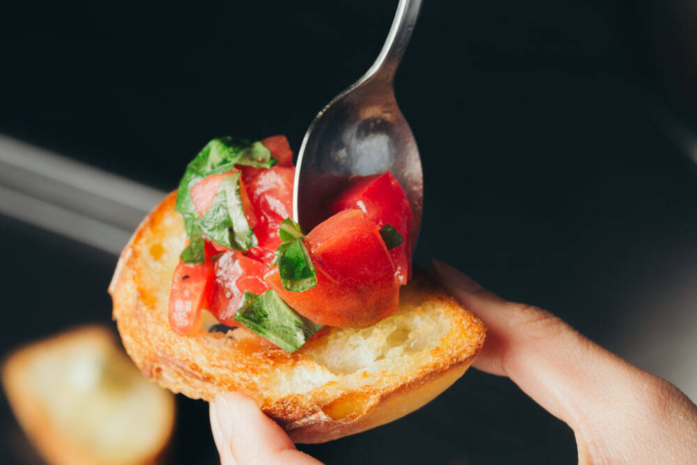 【口コミ人気No.1の農家直伝】トマトの素材の味が伝わる「極上ブルスケッタ」を紹介！サラダより美味い!?