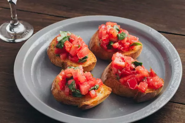 「【口コミ人気No.1の農家直伝】トマトの素材の味が伝わる「極上ブルスケッタ」を紹介！サラダより美味い!?」の画像