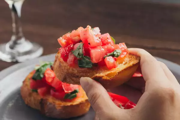 「【口コミ人気No.1の農家直伝】トマトの素材の味が伝わる「極上ブルスケッタ」を紹介！サラダより美味い!?」の画像