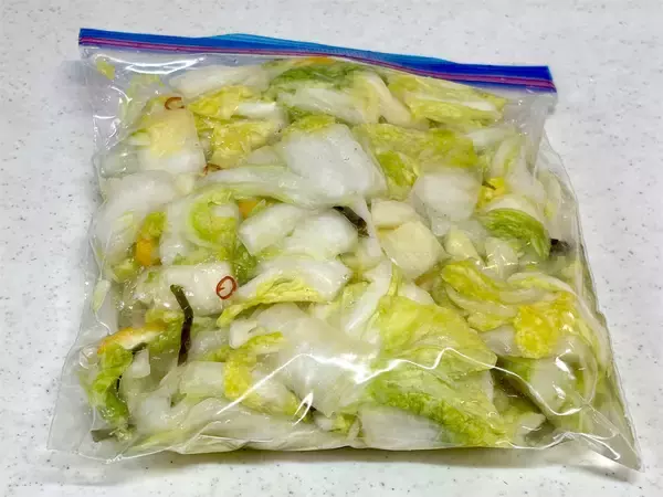 「【冷蔵庫普及前のガチ保存食】昭和27年のレシピで「白菜漬け」仕込んでみた！塩味しっかり甘みもジュワッと♡」の画像