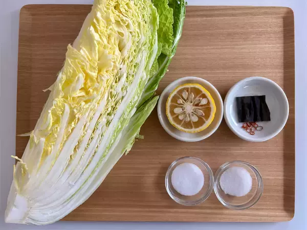 「【冷蔵庫普及前のガチ保存食】昭和27年のレシピで「白菜漬け」仕込んでみた！塩味しっかり甘みもジュワッと♡」の画像
