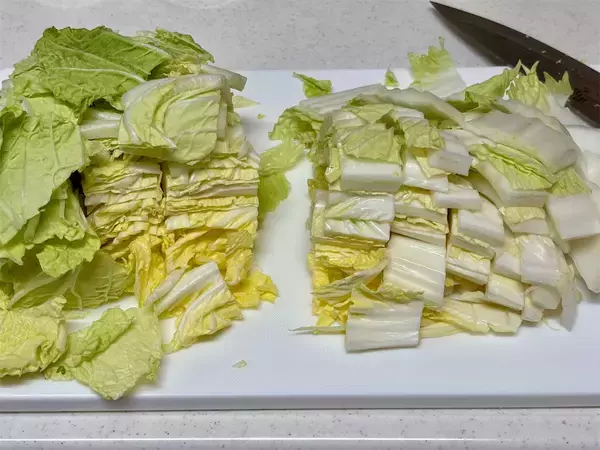 「【冷蔵庫普及前のガチ保存食】昭和27年のレシピで「白菜漬け」仕込んでみた！塩味しっかり甘みもジュワッと♡」の画像