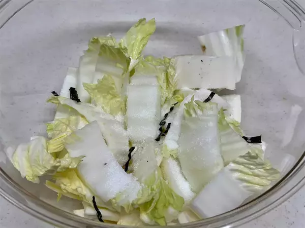 「【冷蔵庫普及前のガチ保存食】昭和27年のレシピで「白菜漬け」仕込んでみた！塩味しっかり甘みもジュワッと♡」の画像