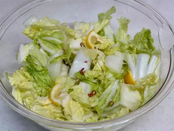 「【冷蔵庫普及前のガチ保存食】昭和27年のレシピで「白菜漬け」仕込んでみた！塩味しっかり甘みもジュワッと♡」の画像