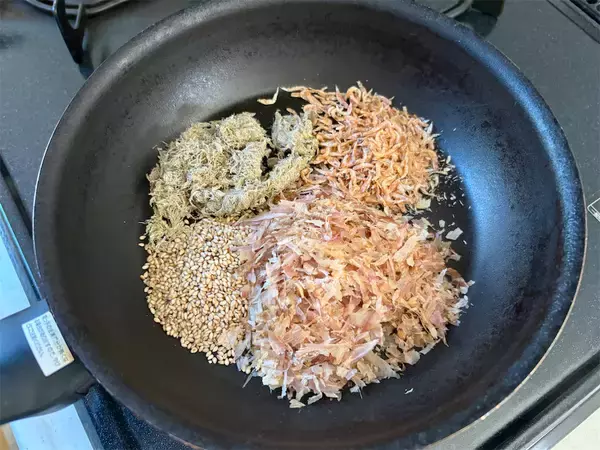 「【お湯を注げばみそ汁に】戦時中のご飯のお供「カルシウム八目みそ」を作ってみた！8種具材の旨味凝縮♪」の画像