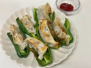 【冷凍食品マイスター発】斬新すぎる時短・簡単料理♪「冷凍餃子でピーマンの肉詰めない」作ってみた！