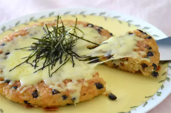 「【卵かけご飯を焼く？】表面パリッとするまでTKG焼いた結果…意外にほっこり♪納豆＆チーズの旨み直撃！」の画像