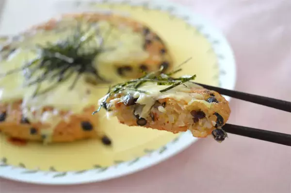 「【卵かけご飯を焼く？】表面パリッとするまでTKG焼いた結果…意外にほっこり♪納豆＆チーズの旨み直撃！」の画像