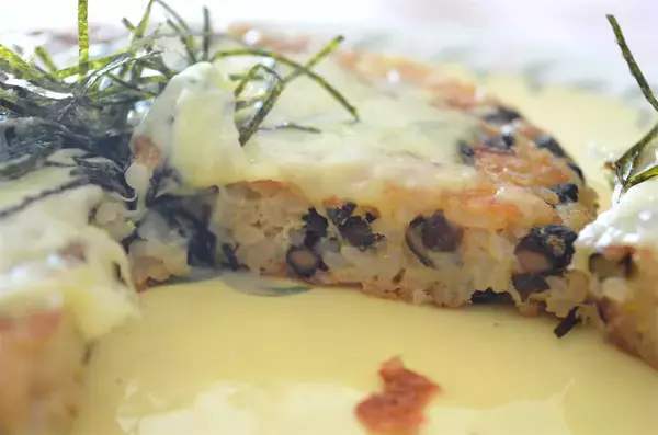 「【卵かけご飯を焼く？】表面パリッとするまでTKG焼いた結果…意外にほっこり♪納豆＆チーズの旨み直撃！」の画像