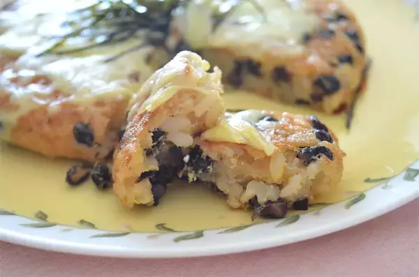 「【卵かけご飯を焼く？】表面パリッとするまでTKG焼いた結果…意外にほっこり♪納豆＆チーズの旨み直撃！」の画像