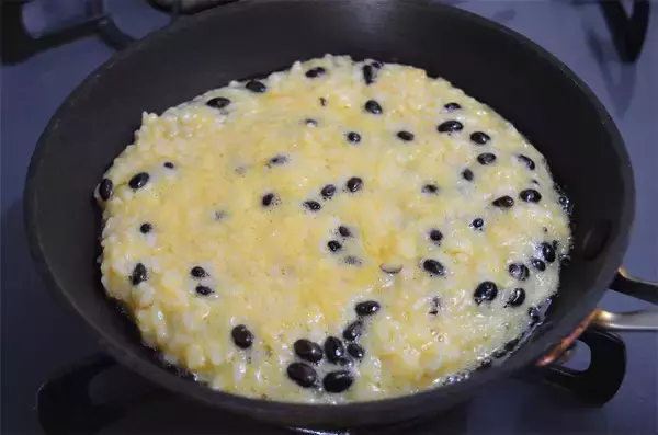 「【卵かけご飯を焼く？】表面パリッとするまでTKG焼いた結果…意外にほっこり♪納豆＆チーズの旨み直撃！」の画像