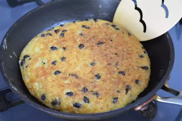 「【卵かけご飯を焼く？】表面パリッとするまでTKG焼いた結果…意外にほっこり♪納豆＆チーズの旨み直撃！」の画像