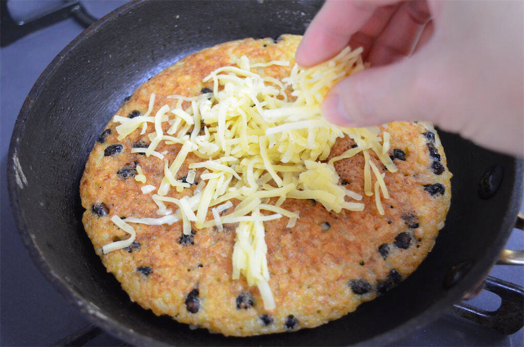 【卵かけご飯を焼く？】表面パリッとするまでTKG焼いた結果…意外にほっこり♪納豆＆チーズの旨み直撃！