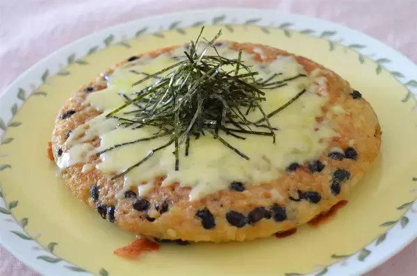 「【卵かけご飯を焼く？】表面パリッとするまでTKG焼いた結果…意外にほっこり♪納豆＆チーズの旨み直撃！」の画像