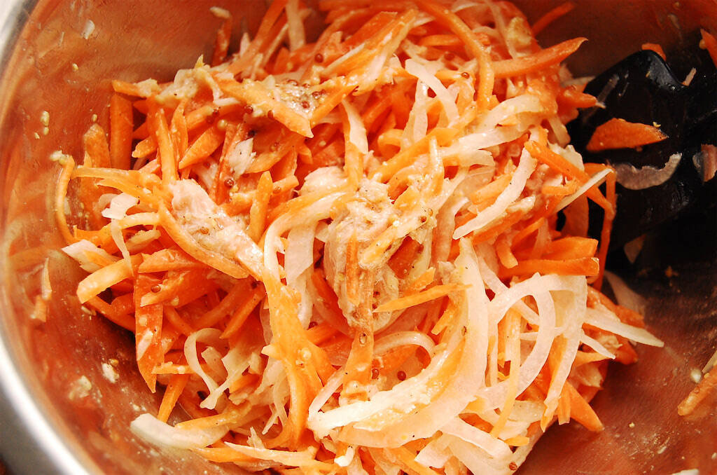 【加熱不要のおてがる副菜】彩り華やか「ツナとにんじんのラペ」は超簡単♪シャキシャキ爽やかでコクもある♡