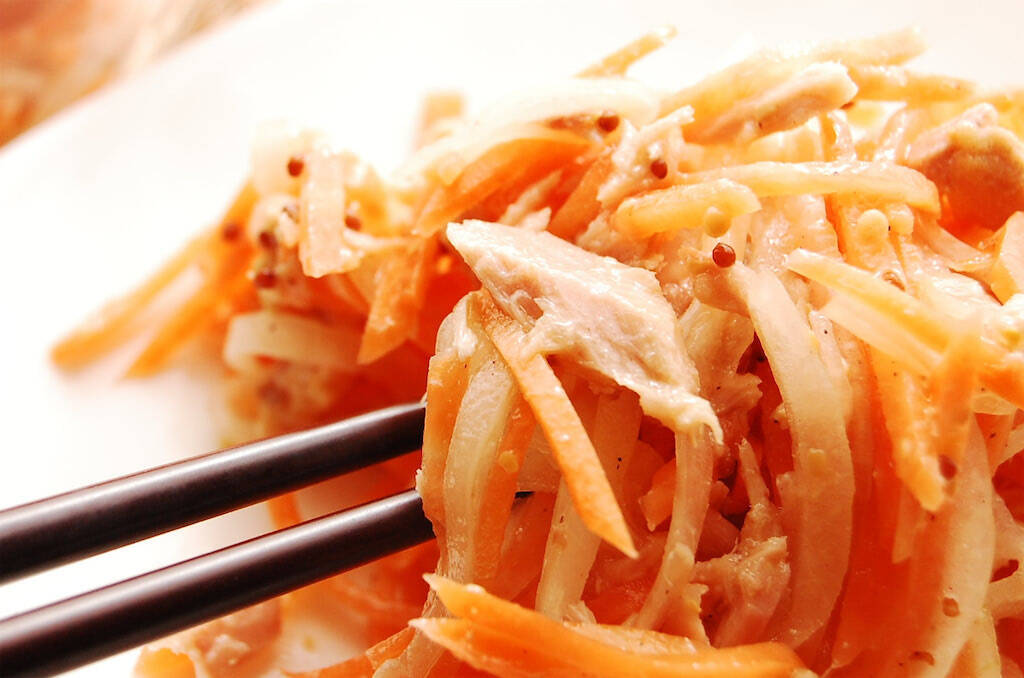 【加熱不要のおてがる副菜】彩り華やか「ツナとにんじんのラペ」は超簡単♪シャキシャキ爽やかでコクもある♡