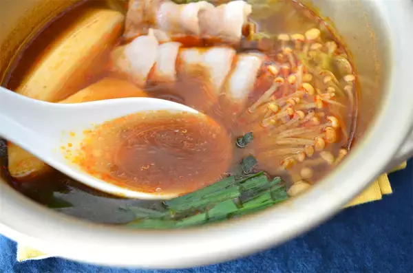 「【自宅で火鍋に挑戦！】計量カップ不要♪キッコーマンの鍋つゆ「芯からぽっと」を実食！体の芯までアツくなる♡」の画像