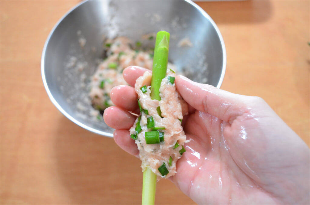 【見た目は面白いけど…ウ、ウマ〜】「アスパラつくね」作ってみた！甘じょっぱ肉とアスパラのコラボがヤバい♪