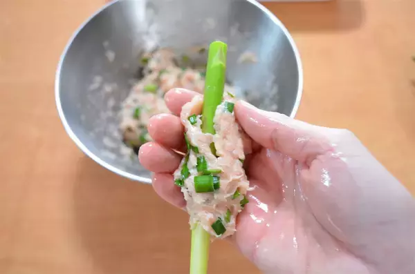 「【見た目は面白いけど…ウ、ウマ〜】「アスパラつくね」作ってみた！甘じょっぱ肉とアスパラのコラボがヤバい♪」の画像