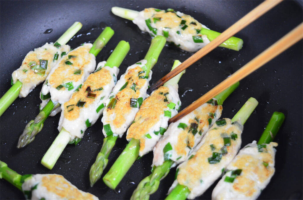 【見た目は面白いけど…ウ、ウマ〜】「アスパラつくね」作ってみた！甘じょっぱ肉とアスパラのコラボがヤバい♪