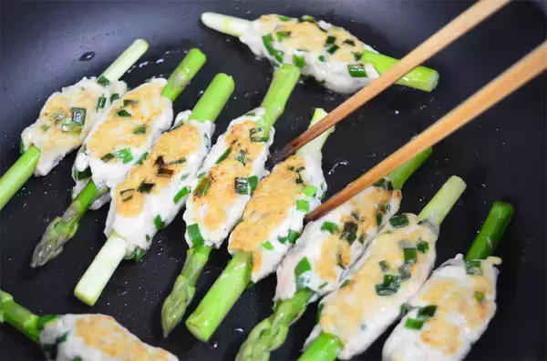 「【見た目は面白いけど…ウ、ウマ〜】「アスパラつくね」作ってみた！甘じょっぱ肉とアスパラのコラボがヤバい♪」の画像