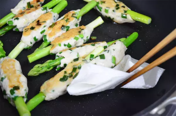 「【見た目は面白いけど…ウ、ウマ〜】「アスパラつくね」作ってみた！甘じょっぱ肉とアスパラのコラボがヤバい♪」の画像