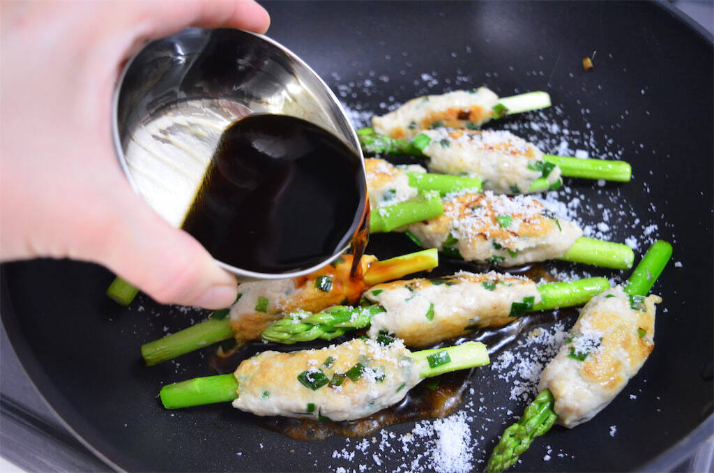 【見た目は面白いけど…ウ、ウマ〜】「アスパラつくね」作ってみた！甘じょっぱ肉とアスパラのコラボがヤバい♪