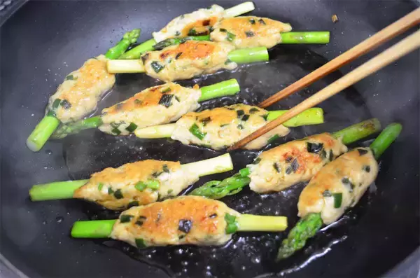 「【見た目は面白いけど…ウ、ウマ〜】「アスパラつくね」作ってみた！甘じょっぱ肉とアスパラのコラボがヤバい♪」の画像