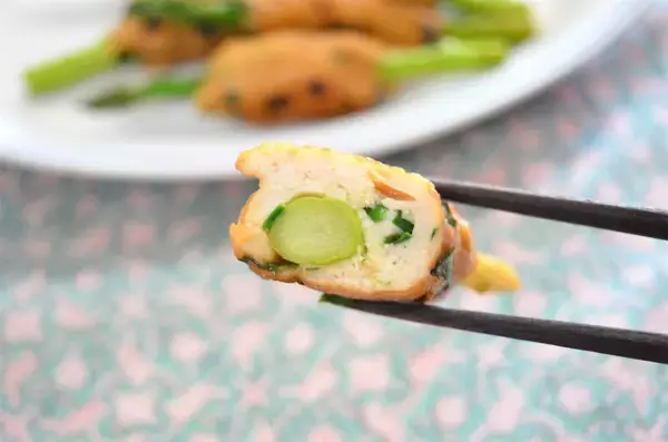 「【見た目は面白いけど…ウ、ウマ〜】「アスパラつくね」作ってみた！甘じょっぱ肉とアスパラのコラボがヤバい♪」の画像