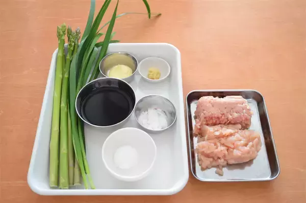 「【見た目は面白いけど…ウ、ウマ〜】「アスパラつくね」作ってみた！甘じょっぱ肉とアスパラのコラボがヤバい♪」の画像
