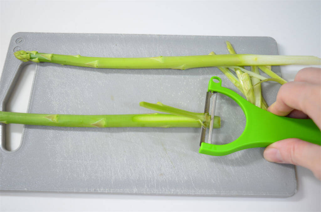 【見た目は面白いけど…ウ、ウマ〜】「アスパラつくね」作ってみた！甘じょっぱ肉とアスパラのコラボがヤバい♪