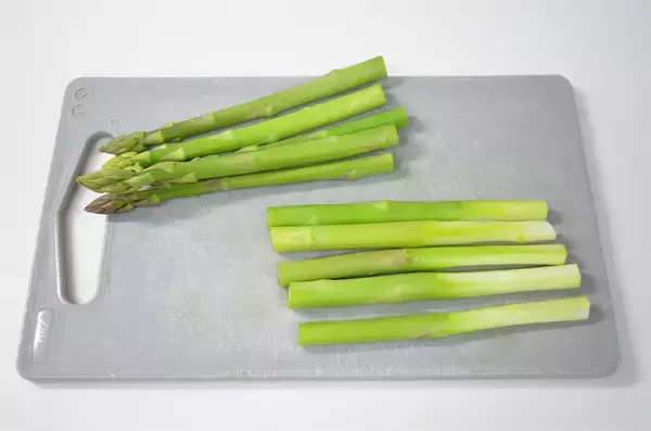 「【見た目は面白いけど…ウ、ウマ〜】「アスパラつくね」作ってみた！甘じょっぱ肉とアスパラのコラボがヤバい♪」の画像
